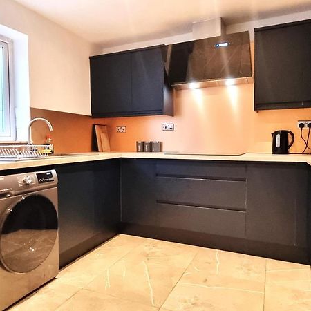 Spacious 6 Bedroom House, 4 Bathrooms, Central, 2 Parking Spaces Swindon Dış mekan fotoğraf