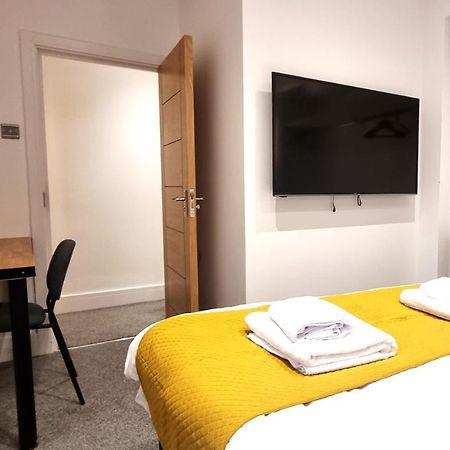Spacious 6 Bedroom House, 4 Bathrooms, Central, 2 Parking Spaces Swindon Dış mekan fotoğraf