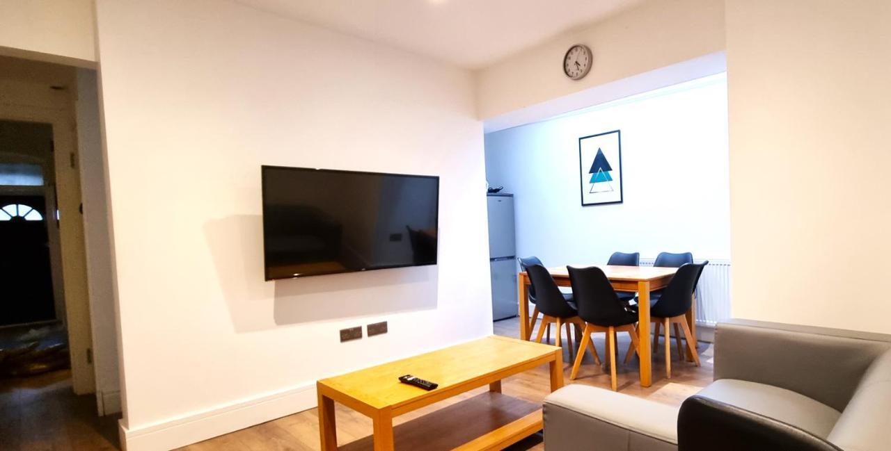 Spacious 6 Bedroom House, 4 Bathrooms, Central, 2 Parking Spaces Swindon Dış mekan fotoğraf