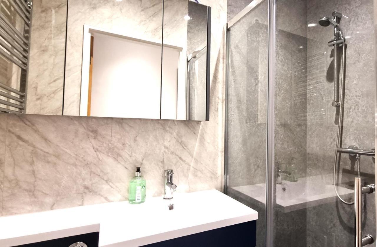 Spacious 6 Bedroom House, 4 Bathrooms, Central, 2 Parking Spaces Swindon Dış mekan fotoğraf