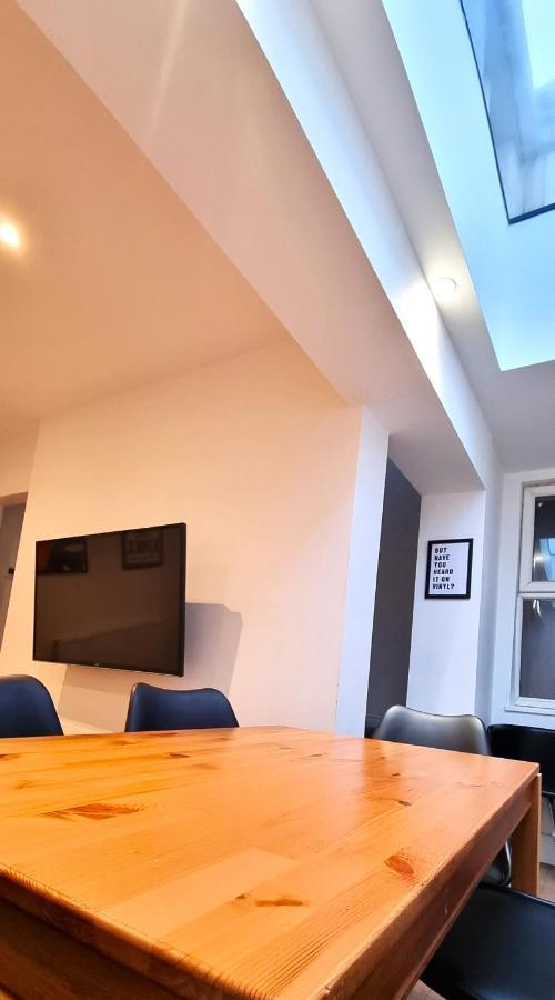 Spacious 6 Bedroom House, 4 Bathrooms, Central, 2 Parking Spaces Swindon Dış mekan fotoğraf