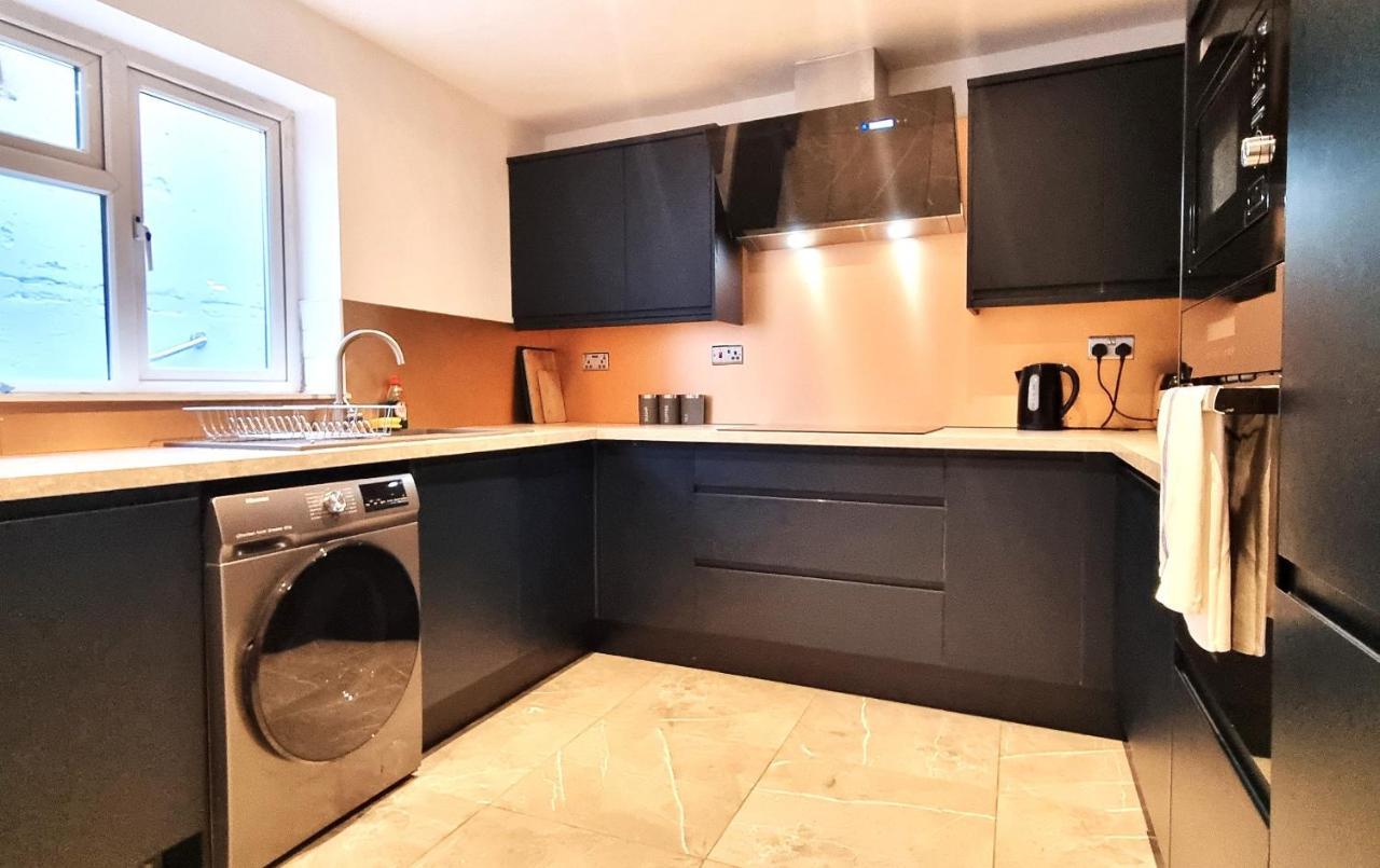 Spacious 6 Bedroom House, 4 Bathrooms, Central, 2 Parking Spaces Swindon Dış mekan fotoğraf