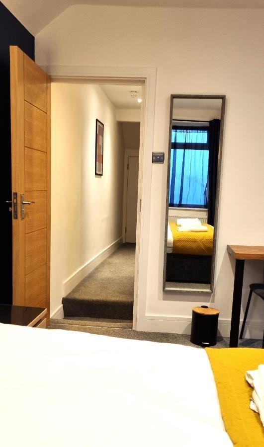 Spacious 6 Bedroom House, 4 Bathrooms, Central, 2 Parking Spaces Swindon Dış mekan fotoğraf