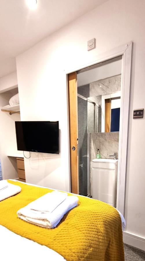 Spacious 6 Bedroom House, 4 Bathrooms, Central, 2 Parking Spaces Swindon Dış mekan fotoğraf