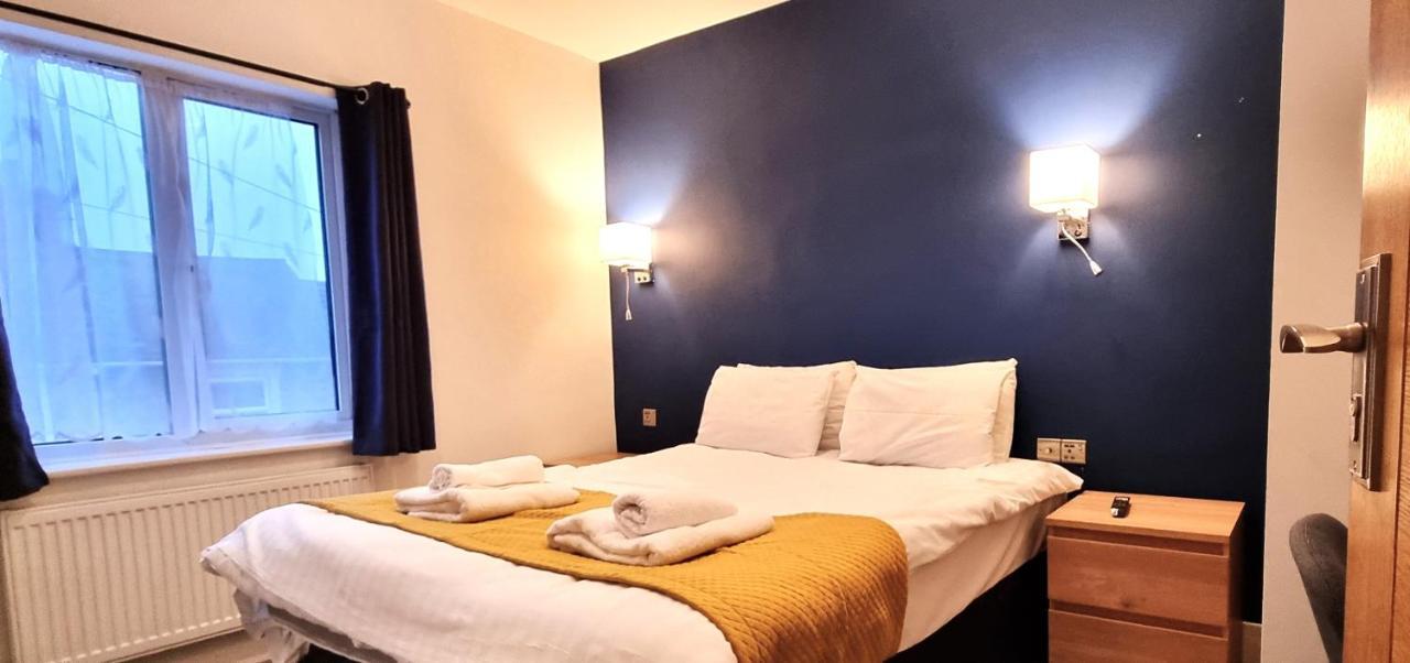 Spacious 6 Bedroom House, 4 Bathrooms, Central, 2 Parking Spaces Swindon Dış mekan fotoğraf