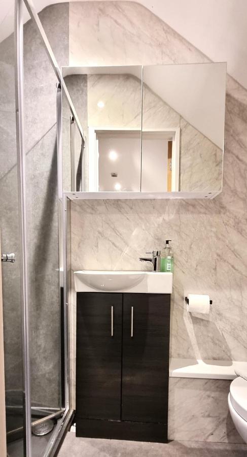 Spacious 6 Bedroom House, 4 Bathrooms, Central, 2 Parking Spaces Swindon Dış mekan fotoğraf