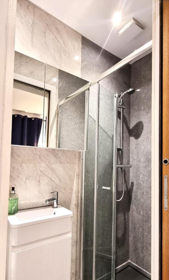 Spacious 6 Bedroom House, 4 Bathrooms, Central, 2 Parking Spaces Swindon Dış mekan fotoğraf