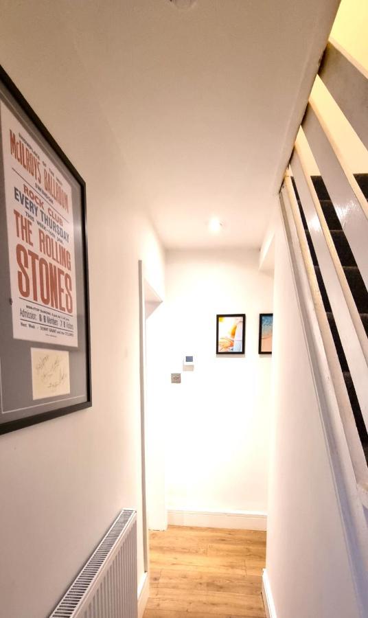 Spacious 6 Bedroom House, 4 Bathrooms, Central, 2 Parking Spaces Swindon Dış mekan fotoğraf