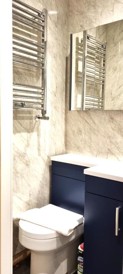 Spacious 6 Bedroom House, 4 Bathrooms, Central, 2 Parking Spaces Swindon Dış mekan fotoğraf