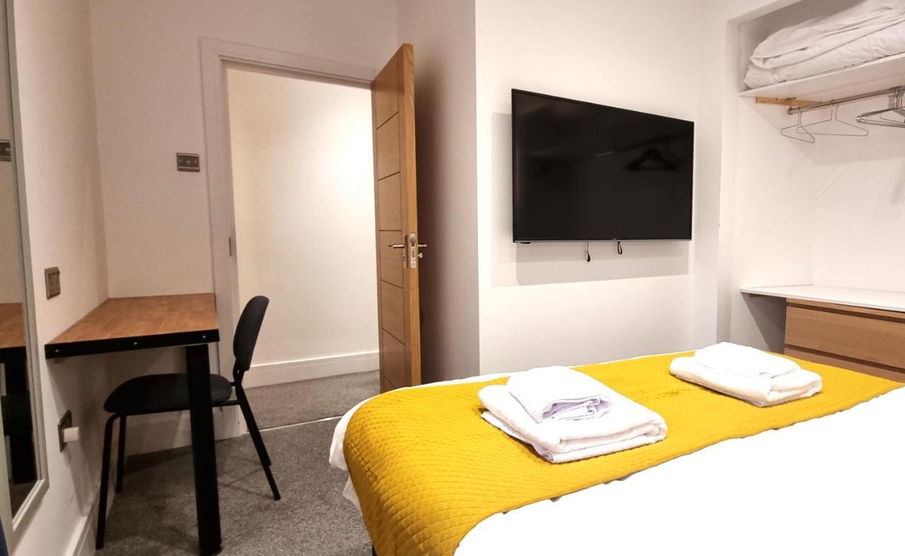 Spacious 6 Bedroom House, 4 Bathrooms, Central, 2 Parking Spaces Swindon Dış mekan fotoğraf