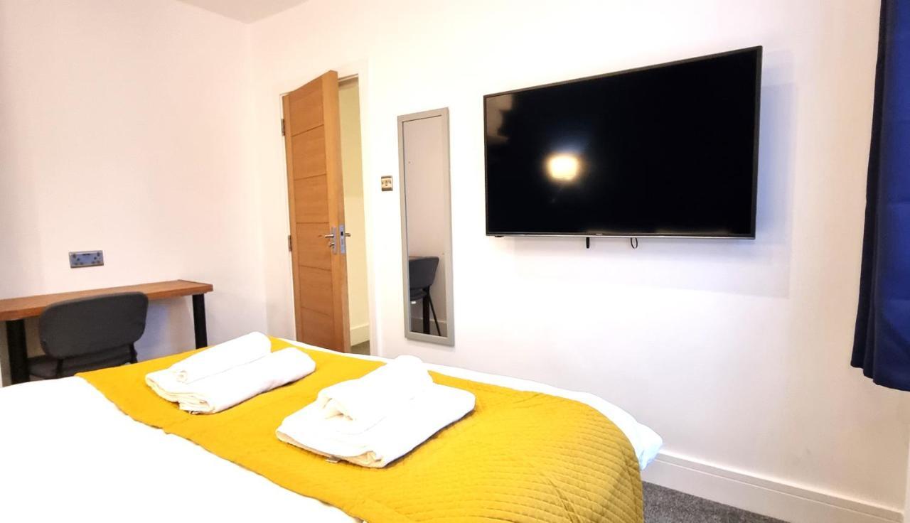 Spacious 6 Bedroom House, 4 Bathrooms, Central, 2 Parking Spaces Swindon Dış mekan fotoğraf