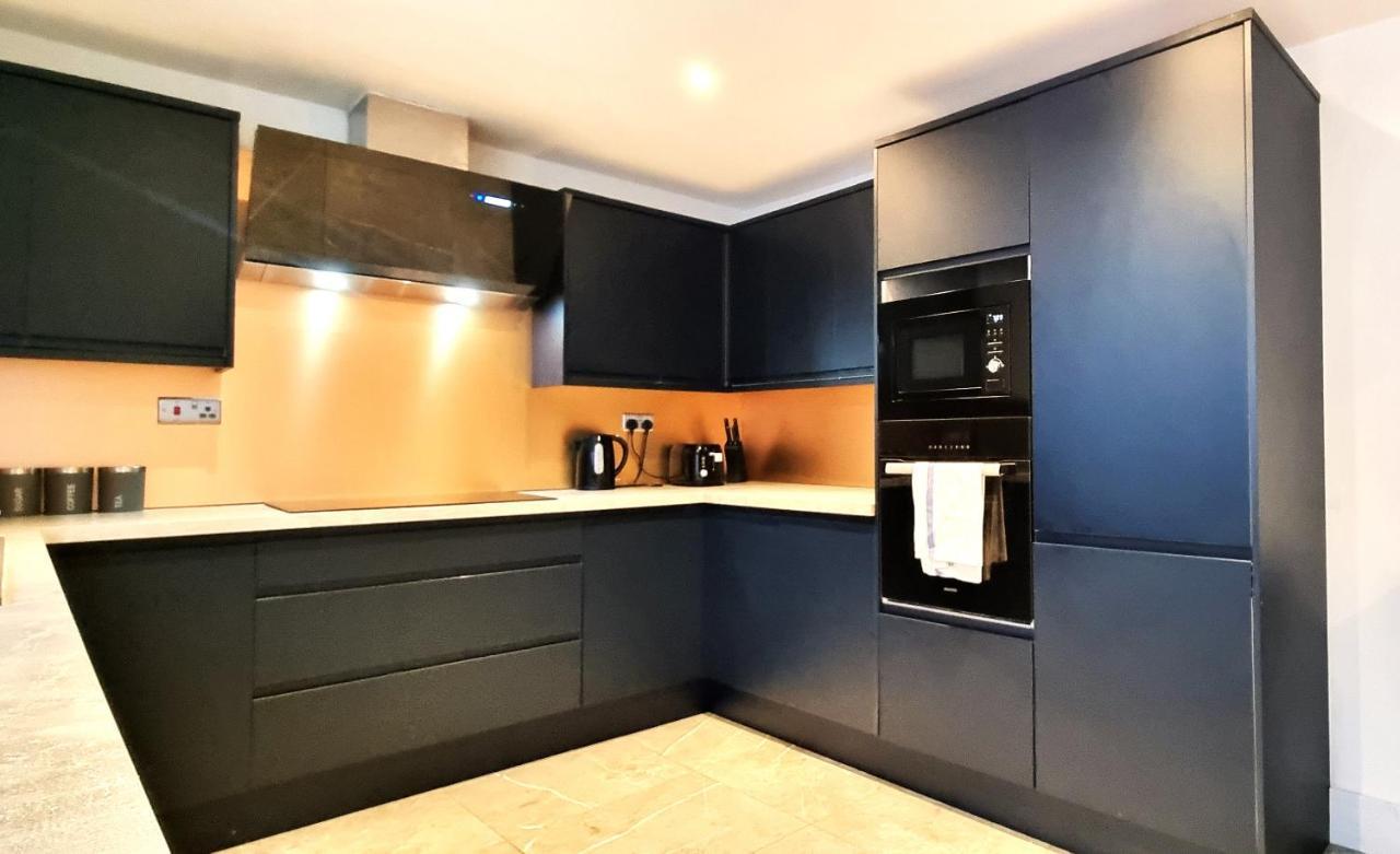 Spacious 6 Bedroom House, 4 Bathrooms, Central, 2 Parking Spaces Swindon Dış mekan fotoğraf